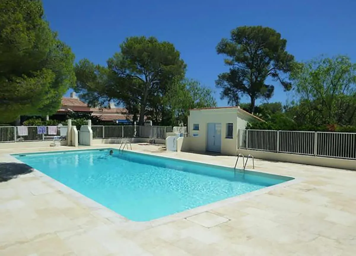 Studio 24M2 - Parking - Clim - Piscine - Plage 50M Roquebrune-sur-Argens France